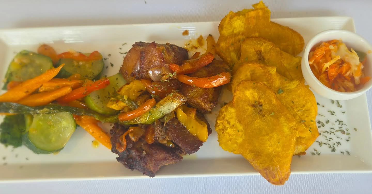 Griot des Caraïbes, porc grillé servi avec légumes