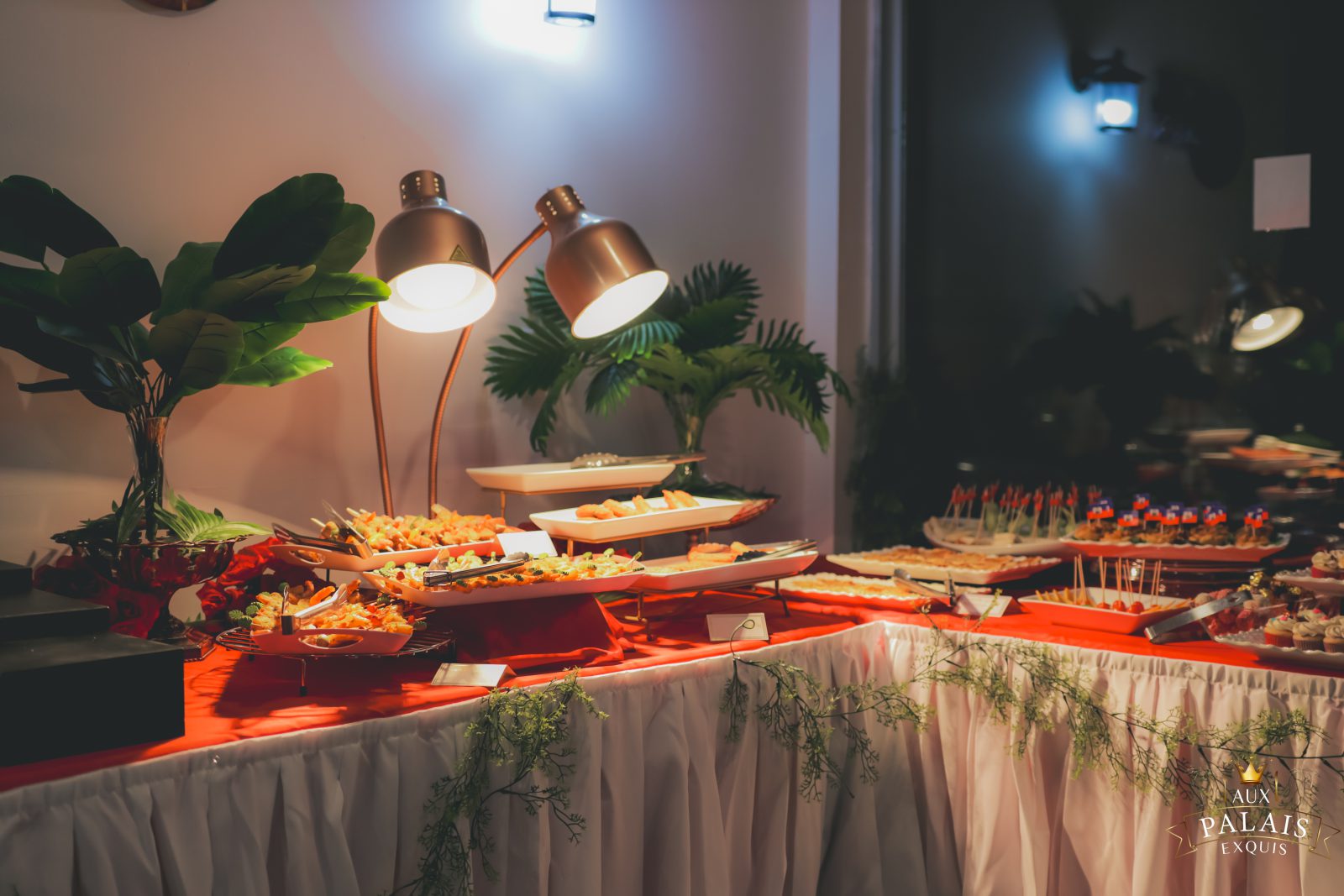 Buffet de bouchées dressé Aux Palais Exquis, drapeaux haïtiens en pique