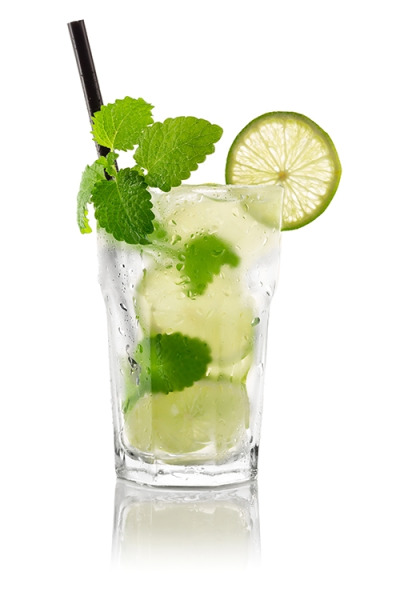 Mojito préparé au bar, menthe fraîche et citron
