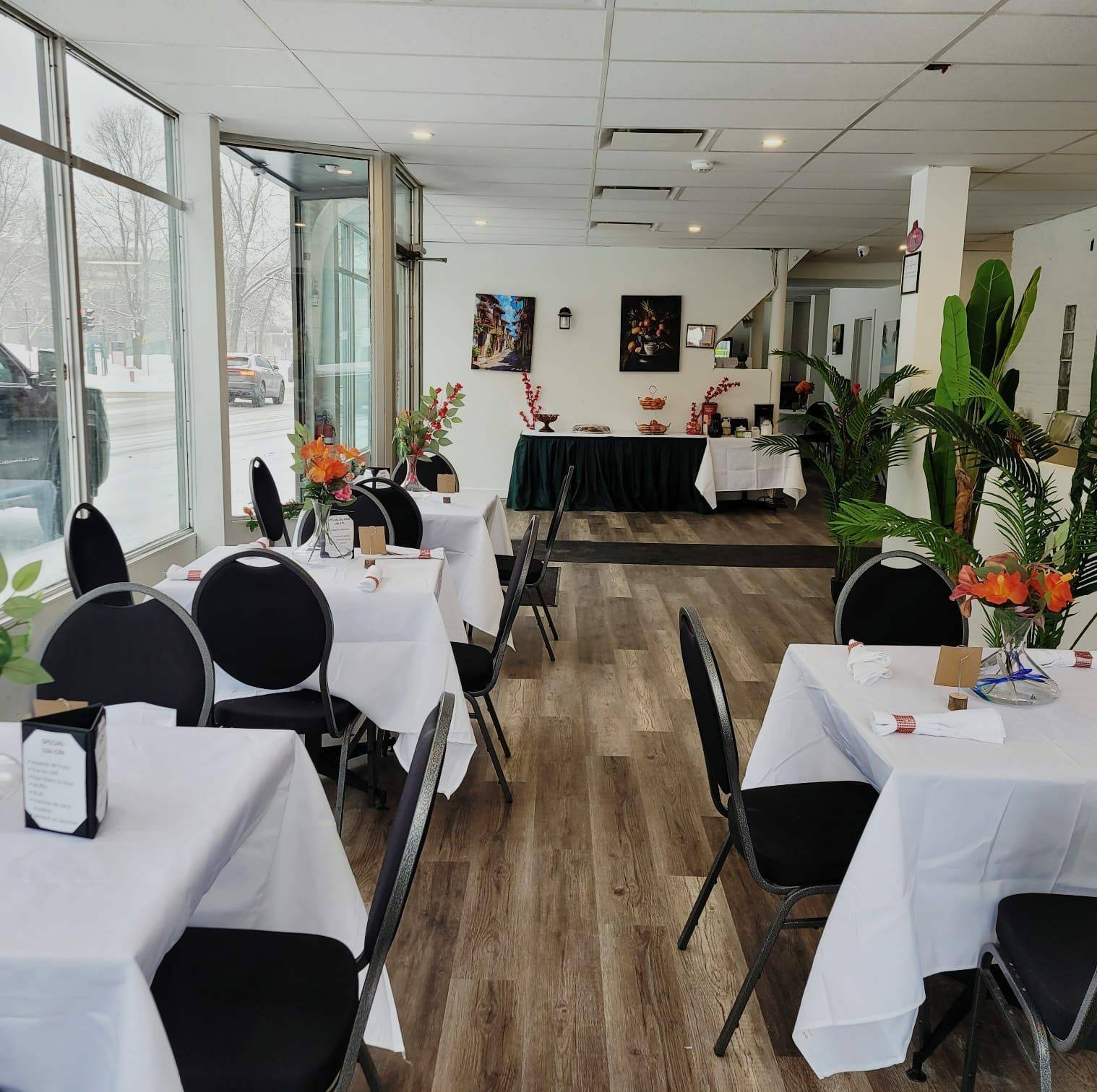 Table dressée Aux Palais Exquis, plantes vertes et ambiance chaleureuse